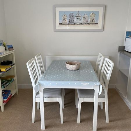 אברדיפי Lovely Seafront 2 Bedroom Apartment 4 מראה חיצוני תמונה