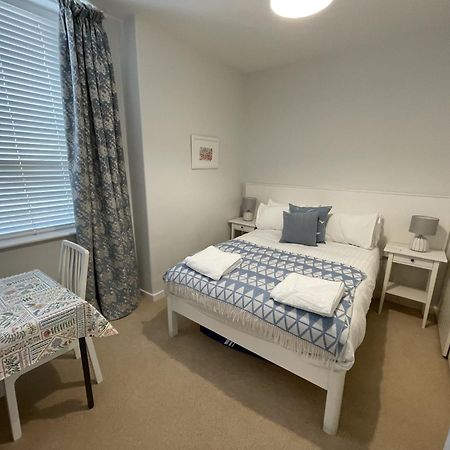 אברדיפי Lovely Seafront 2 Bedroom Apartment 4 מראה חיצוני תמונה