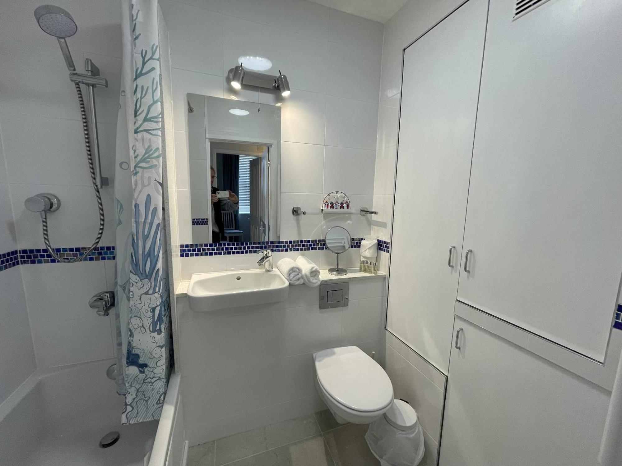 אברדיפי Lovely Seafront 2 Bedroom Apartment 4 מראה חיצוני תמונה