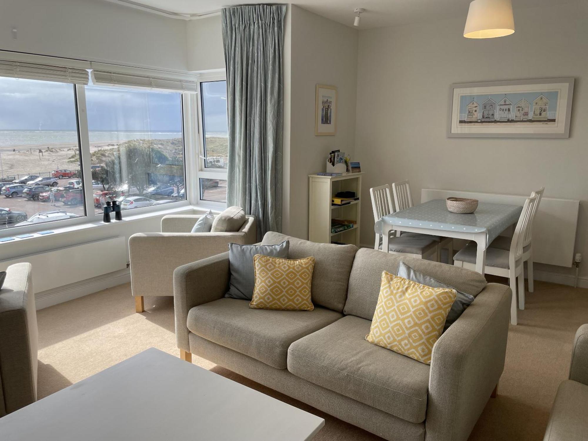 אברדיפי Lovely Seafront 2 Bedroom Apartment 4 מראה חיצוני תמונה